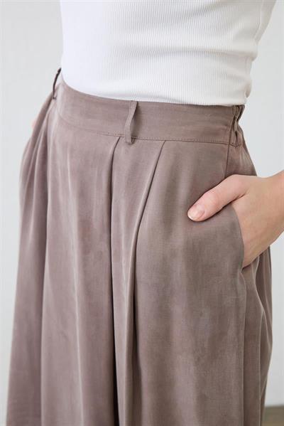 PRIME WASHED SILK PLEATED SKIRT TAUPE
