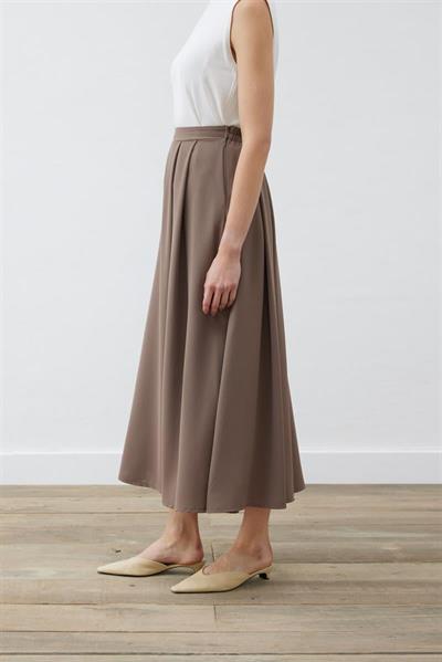 RINA CREPE 3 PLEATED SKIRT TAUPE