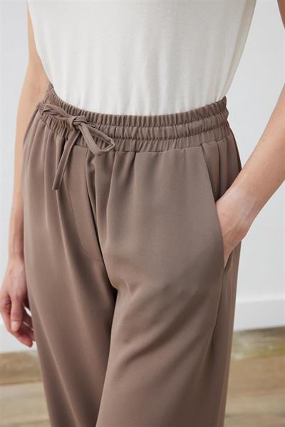 RINA CREPE ELASTIC WAIST WIDE PANTS TAUPE