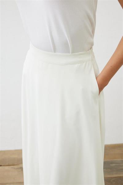 RINA CREPE FLARED SKIRT VANILLA
