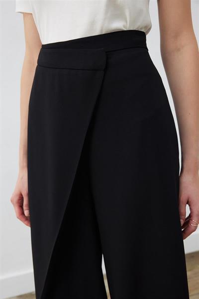 RINA CREPE FRONT PANEL DETAILED PANTS BLACK