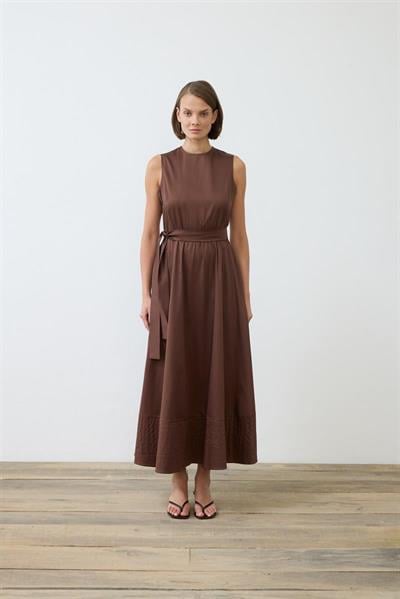 ROYAL COTTON SLEEVELESS SPORTS STITCH FLARED DRESS BROWN