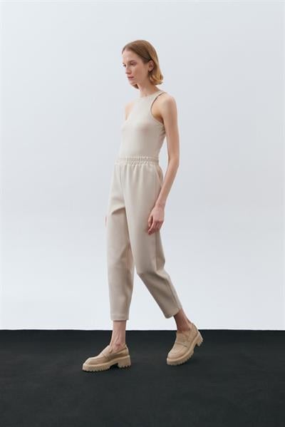 SCUBA CARROT PANTS BEIGE