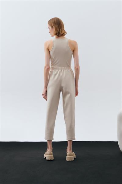 SCUBA CARROT PANTS BEIGE