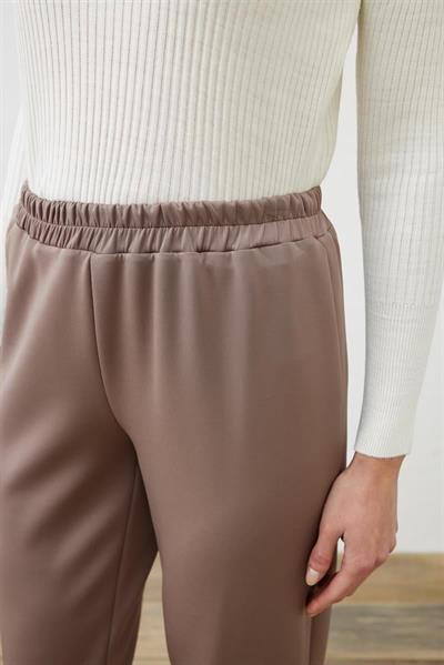 SCUBA CARROT PANTS TAUPE