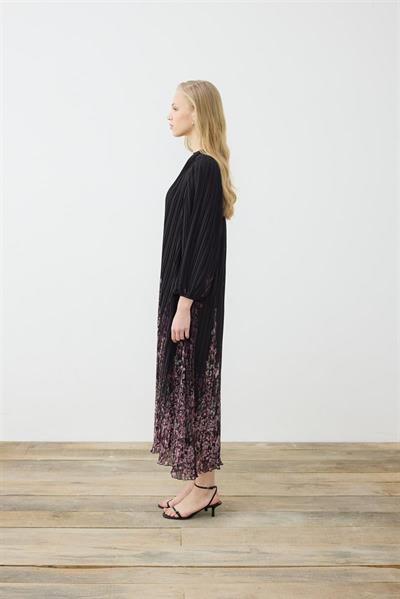 SUMBUL PATTERNED PLEATED CHIFFON DRESS BLACK