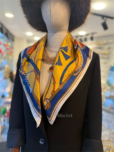 Zincir ve Püskül Desenli İthal Çift Taraflı Bandana Fular 