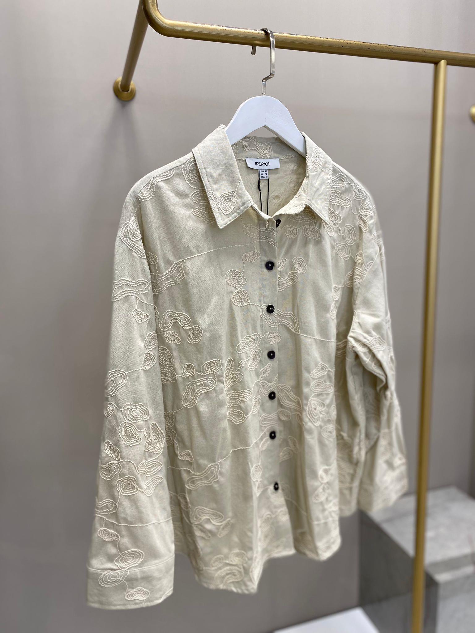 İPEKYOL KREM RENK DANTEL DETAYLI GÖMLEK