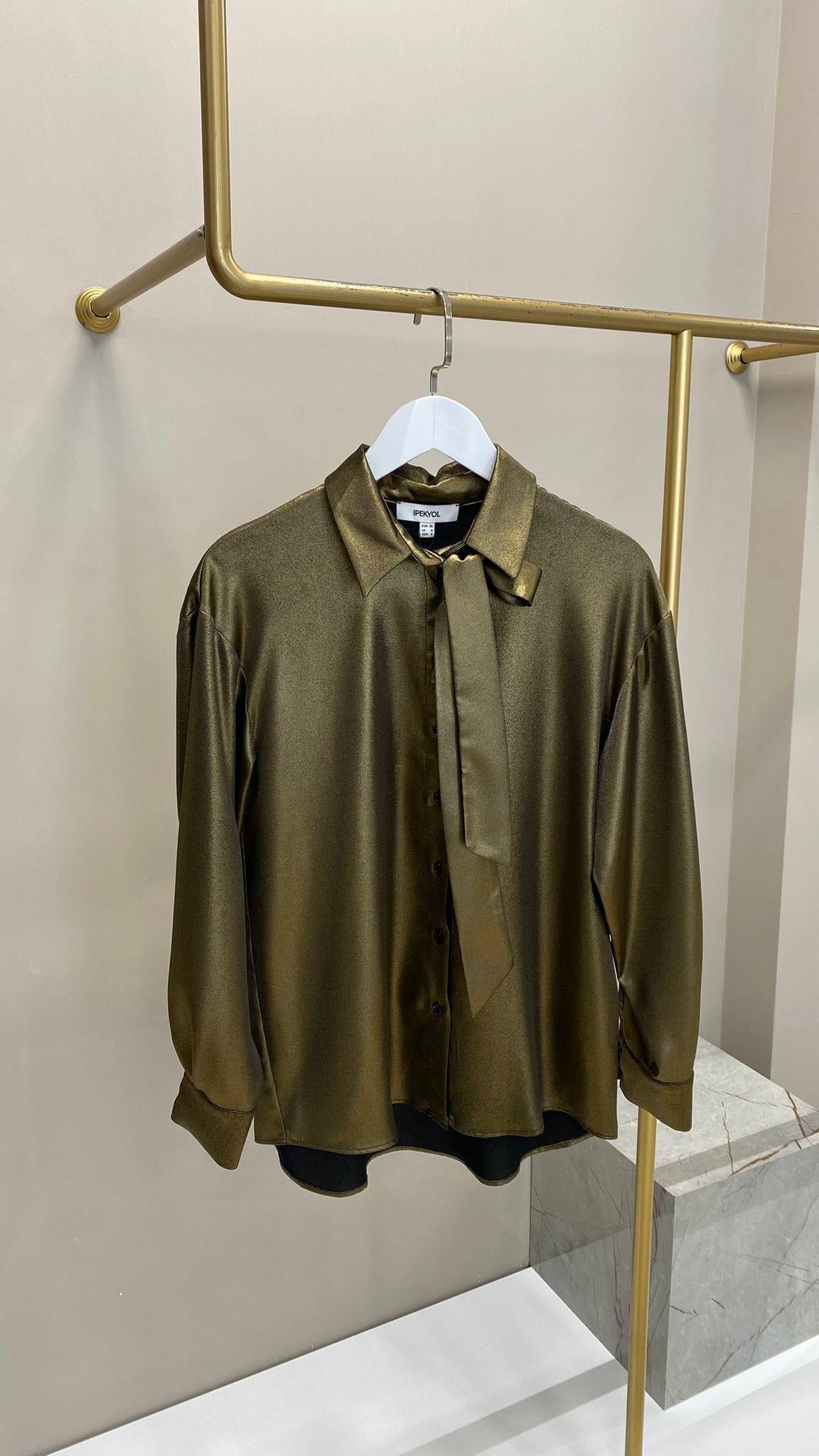 İPEKYOL PARLAK YAKA DETAYLI GÖMLEK