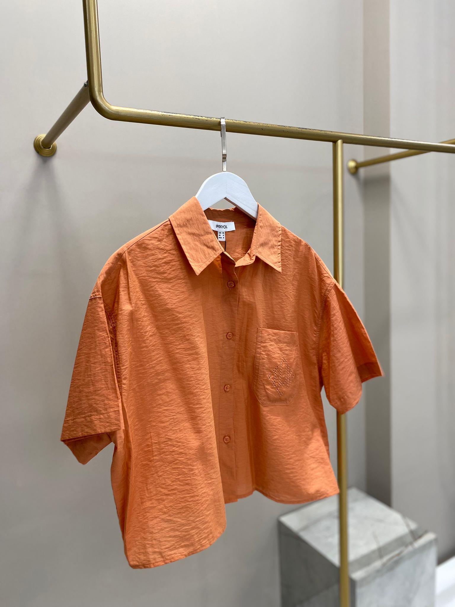 İPEKYOL SOMON RENK KISA KOL TEK DETAYLI GÖMLEK