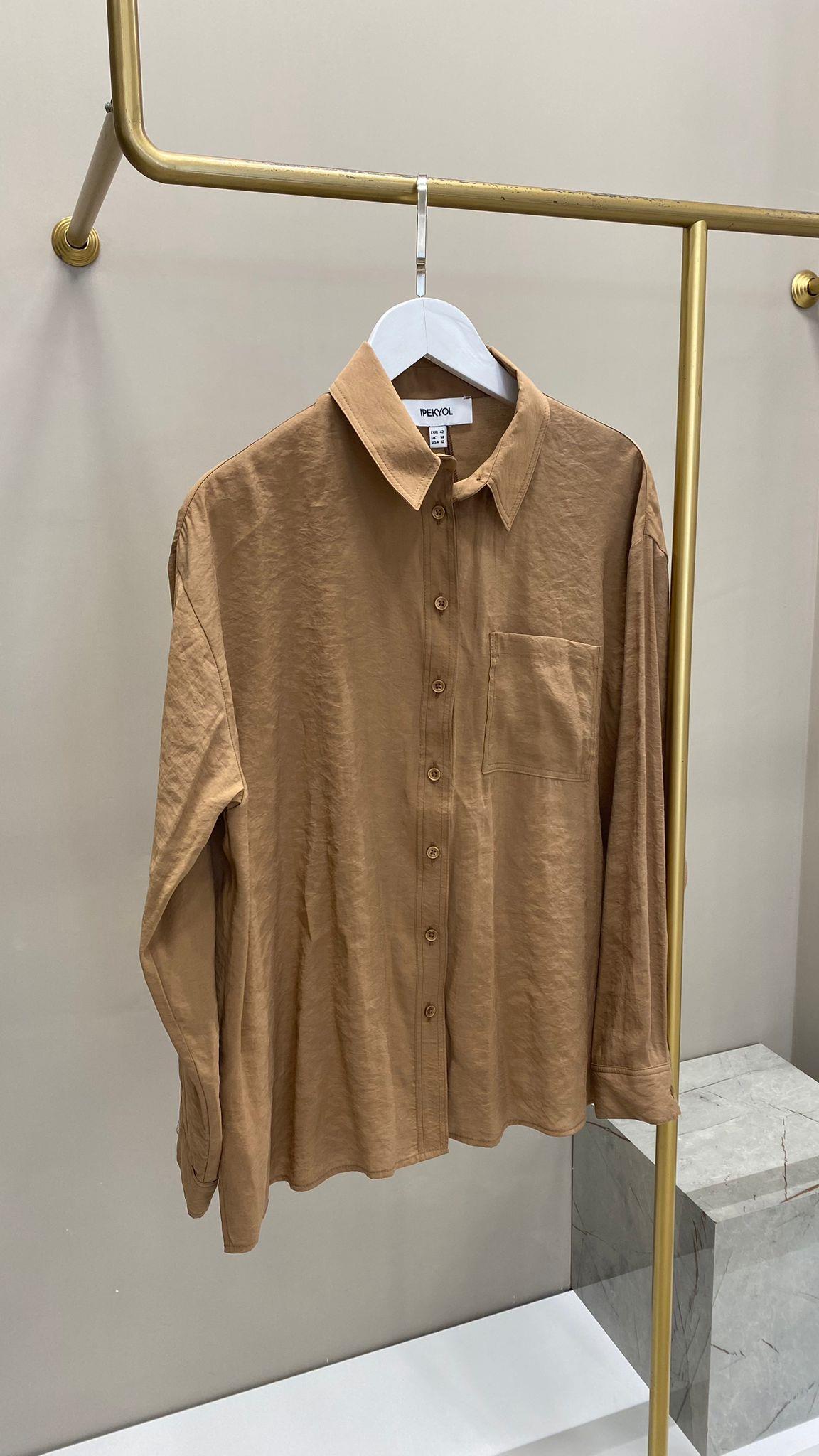 İPEKYOL TEK CEP DETAYLI CAMEL RENK GÖMLEK