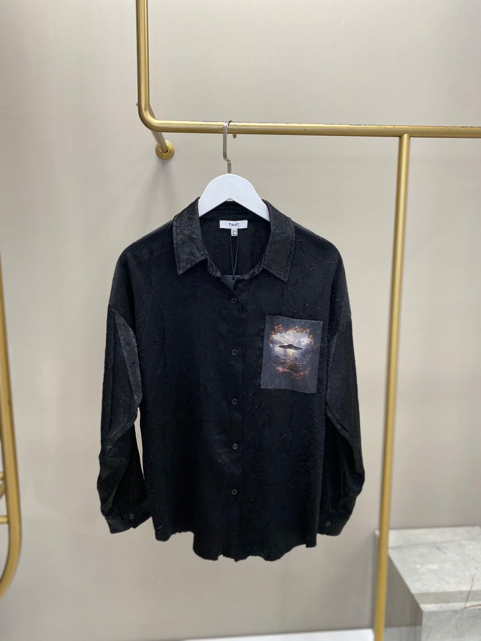 TWİST CEP BASKILI SİYAH GÖMLEK