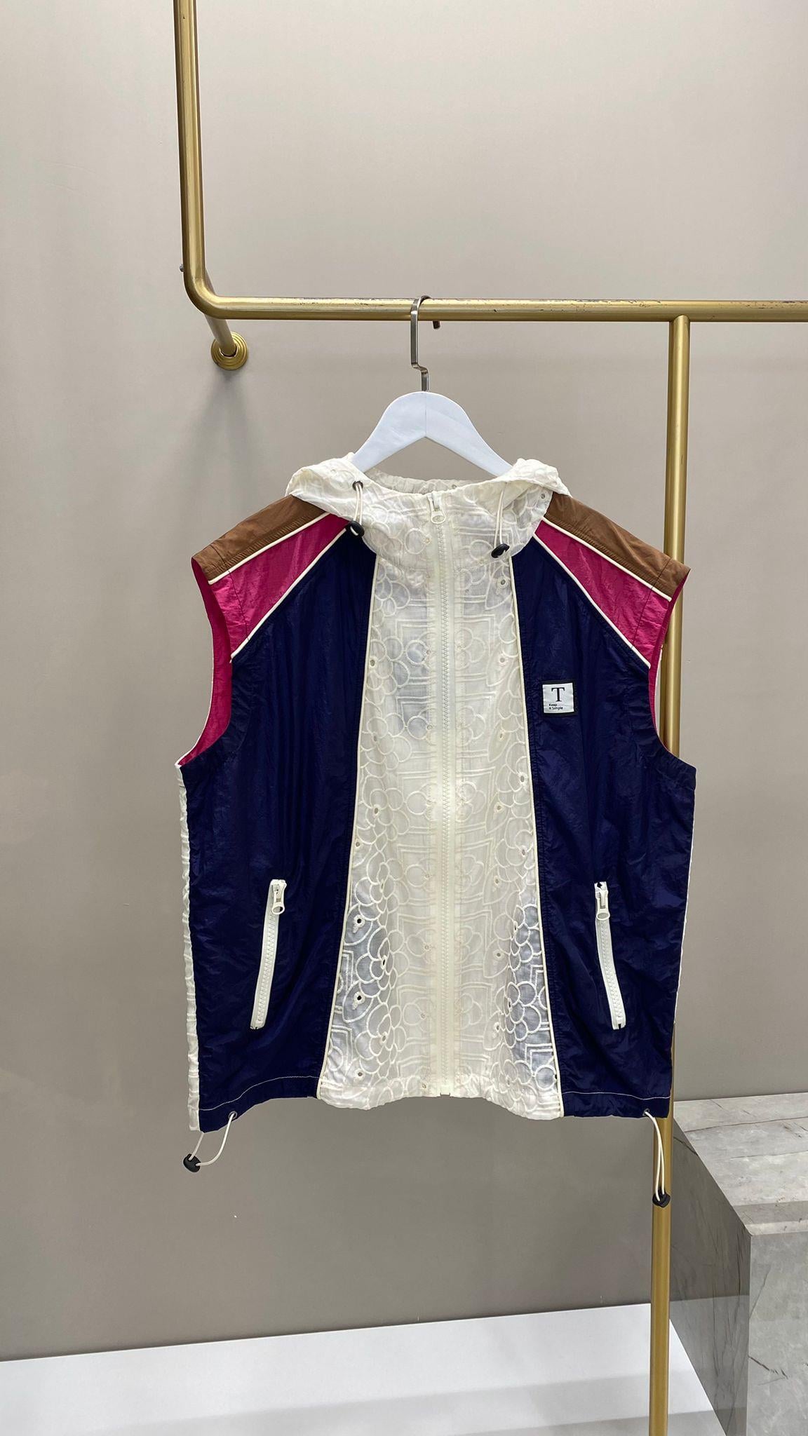 TWİST FİLE VE RENK DETAYLI KAPÜŞONLU YELEK