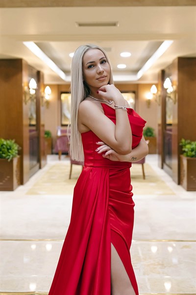 Kırmızı Yırtmaçlı Saten Abiye