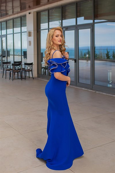 Saks Kolları Şerit Aksesuarlı Krep Abiye Elbise