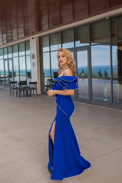 Saks Kolları Şerit Aksesuarlı Krep Abiye Elbise