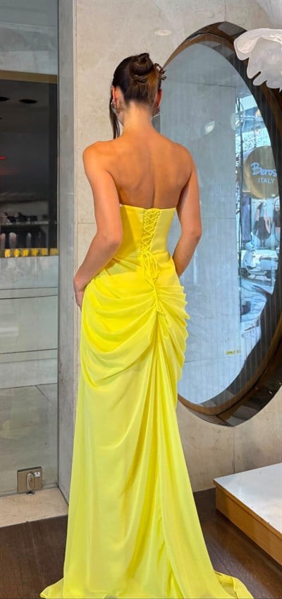 Sarı Straplez Yırtmaç Detaylı Şifon Abiye