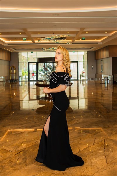 Siyah Kolları Şerit Aksesuarlı Krep Abiye Elbise