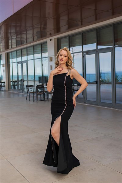 Siyah Omuzdan Etek Ucuna Şeritli Abiye Elbise