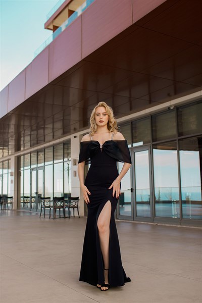 Siyah Yırtmaçlı Krep Abiye Elbise