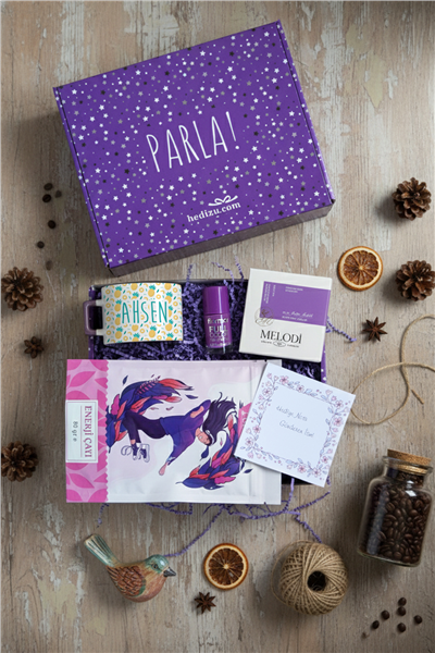 Ananas Desenli Hediye Kutusu - Kişiye Özel Lüks Fincan, Bitki Çayı, Oje, Melodi Çikolata