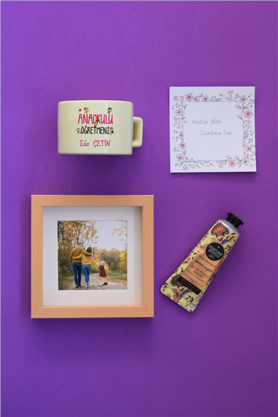 Anaokulu Öğretmeni Hediye Kutusu - Kişiye Özel Lüks Pastel Fincan, El Kremi, Ahşap Fotoğraf Çerçevesi