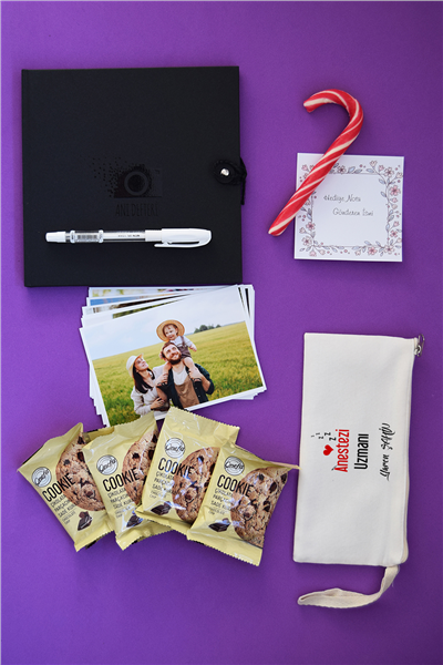 Anestezi Uzmanı Hediye Kutusu - Anı Defteri, Fotoğraf 10 Adet, Bez Kalemlik, Baston Şeker, Onefis Sade Çikolata Parçalı Cookie 4 adet