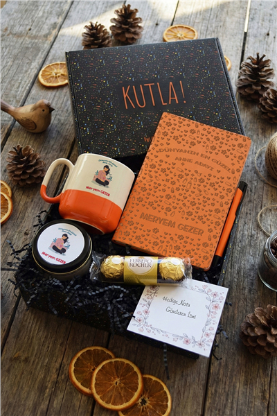 Anne Adayı Hediye Kutusu - Kişiye Özel Pro Kupa, Defter, Mum, Çikolata Ferrero Rocher 3lü, Kalem