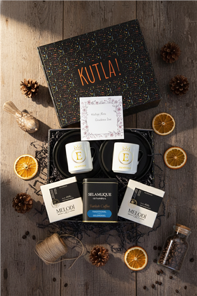 Baş Harf Hediye Kutusu - Kişiye Özel Türk Kahvesi Fincanı 2 Adet, Türk Kahvesi, Melodi Çikolata 2 adet