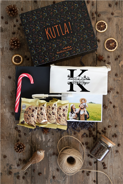 Baş Harf ve İsim Hediye Kutusu - Anı Defteri, Fotoğraf 10 Adet, Bez Kalemlik, Baston Şeker, Onefis Sade Çikolata Parçalı Cookie 4 adet