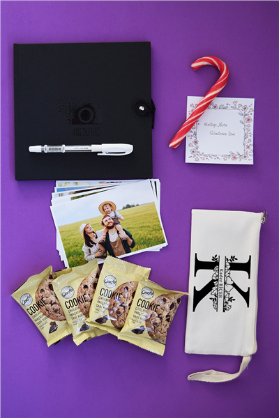 Baş Harf ve İsim Hediye Kutusu - Anı Defteri, Fotoğraf 10 Adet, Bez Kalemlik, Baston Şeker, Onefis Sade Çikolata Parçalı Cookie 4 adet