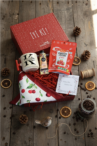 Baş Harf ve İsim Hediye Kutusu - Kişiye Özel T Kupa, Pols, Fular, El Kremi