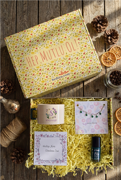 Baş Harf ve İsim Hediye Kutusu - Kişiye Özel Lüks Fincan, Bileklik, Oje