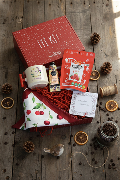 Baş Harf ve İsim Hediye Kutusu - Kişiye Özel T Kupa, Pols, Fular, El Kremi