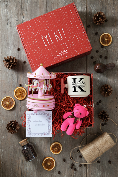 Baş Harf ve İsim Hediye Kutusu - Kişiye Özel T Kupa, Atlı Karınca Müzik Kutusu, Peluş Anahtarlık