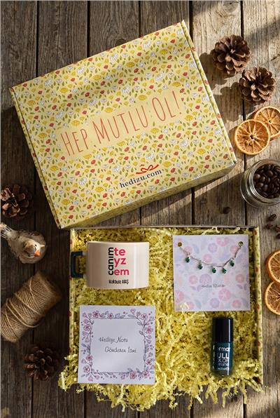 Canım Teyzem Hediye Kutusu - Kişiye Özel Lüks Fincan, Bileklik, Oje