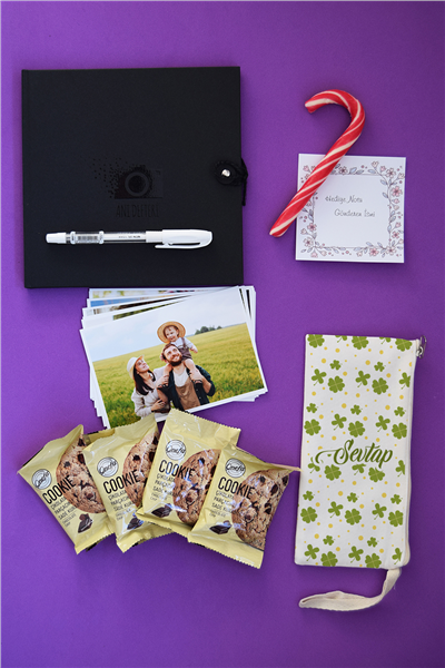 Çiçek Desenli Hediye Kutusu - Anı Defteri, Fotoğraf 10 Adet, Bez Kalemlik, Baston Şeker, Onefis Sade Çikolata Parçalı Cookie 4 adet