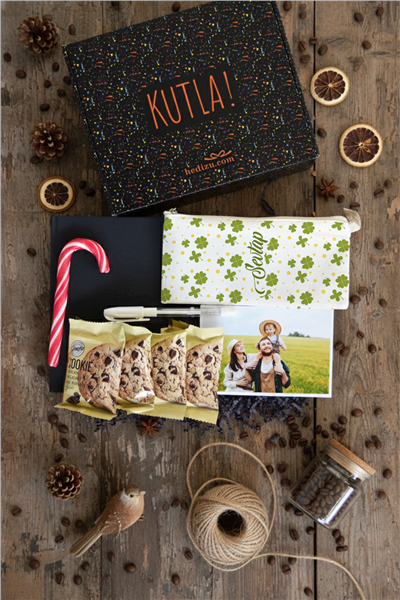 Çiçek Desenli Hediye Kutusu - Anı Defteri, Fotoğraf 10 Adet, Bez Kalemlik, Baston Şeker, Onefis Sade Çikolata Parçalı Cookie 4 adet