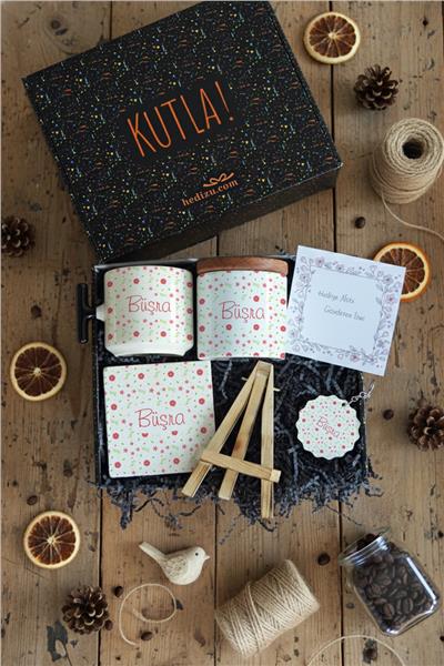 Çiçek Desenli İsme Özel Hediye Kutusu - Kişiye Özel T Kupa, Seramik Kalemlik, Dekoratif Taş İsimlik, Güneş Anahtarlık