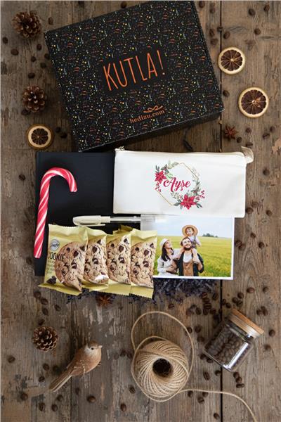 Çiçek ve İsim Hediye Kutusu - Anı Defteri, Fotoğraf 10 Adet, Bez Kalemlik, Baston Şeker, Onefis Sade Çikolata Parçalı Cookie 4 adet