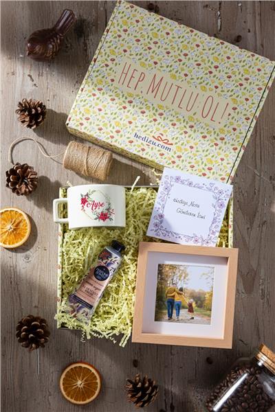 Çiçek ve İsim Hediye Kutusu - Kişiye Özel Lüks Pastel Fincan, El Kremi, Ahşap Fotoğraf Çerçevesi