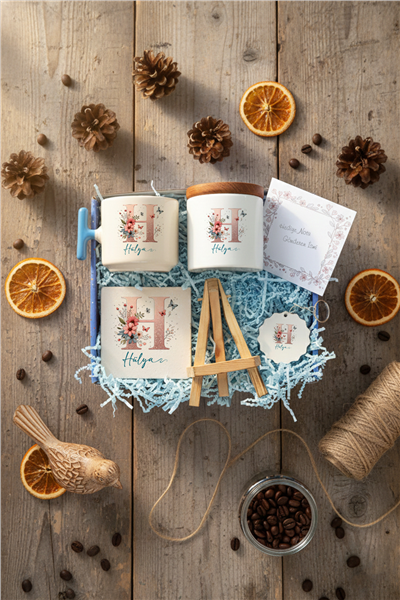 Çiçekli Baş Harfli Hediye Kutusu - Kişiye Özel T Kupa, Seramik Kalemlik, Dekoratif Taş İsimlik, Güneş Anahtarlık