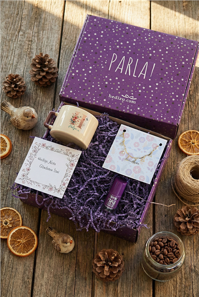 Çiçekli Baş Harfli Hediye Kutusu - Kişiye Özel Lüks Fincan, Bileklik, Oje