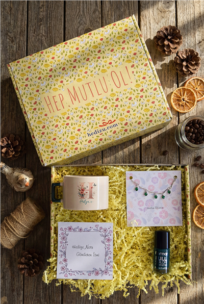 Çiçekli Baş Harfli Hediye Kutusu - Kişiye Özel Lüks Fincan, Bileklik, Oje