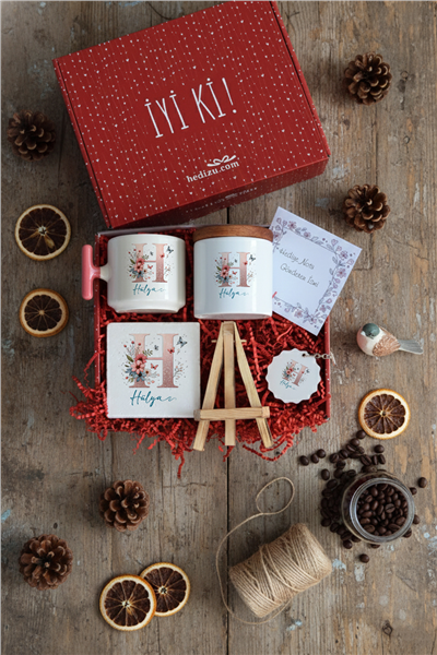 Çiçekli Baş Harfli Hediye Kutusu - Kişiye Özel T Kupa, Seramik Kalemlik, Dekoratif Taş İsimlik, Güneş Anahtarlık