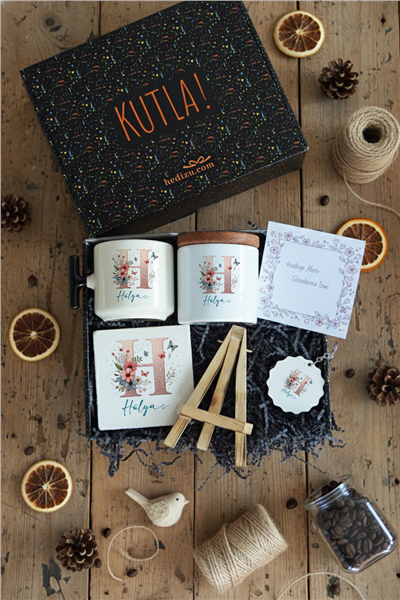 Çiçekli Baş Harfli Hediye Kutusu - Kişiye Özel T Kupa, Seramik Kalemlik, Dekoratif Taş İsimlik, Güneş Anahtarlık