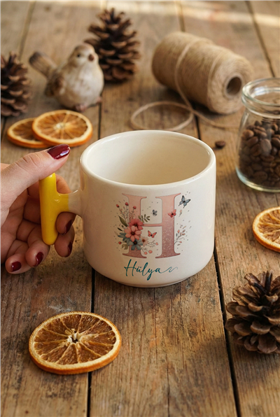 Çiçekli Baş Harfli Kişiye Özel T Kupa