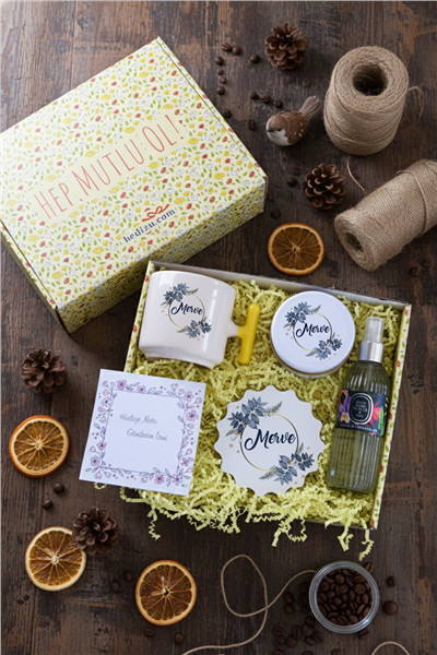 Çiçekli Hediye Kutusu - Kişiye Özel T Kupa, Kolonya, Bardak Altlığı, Mum