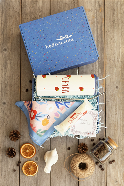 Çilek Desenli Hediye Kutusu - Kişiye Özel Pipetli Çelik Termos, Fular, Çikolata Ferrero Rocher Raffaello