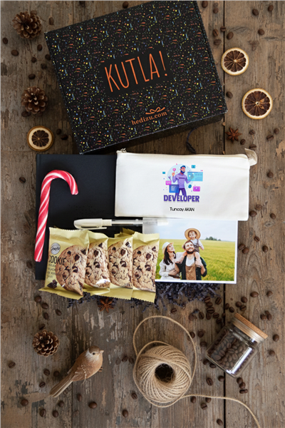 Developer Hediye Kutusu - Anı Defteri, Fotoğraf 10 Adet, Bez Kalemlik, Baston Şeker, Onefis Sade Çikolata Parçalı Cookie 4 adet